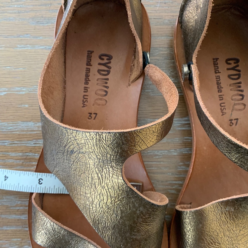 Cydwoq Leather Golden Flat Narrow Fit Sandals Size37 - Picture 2 of 8